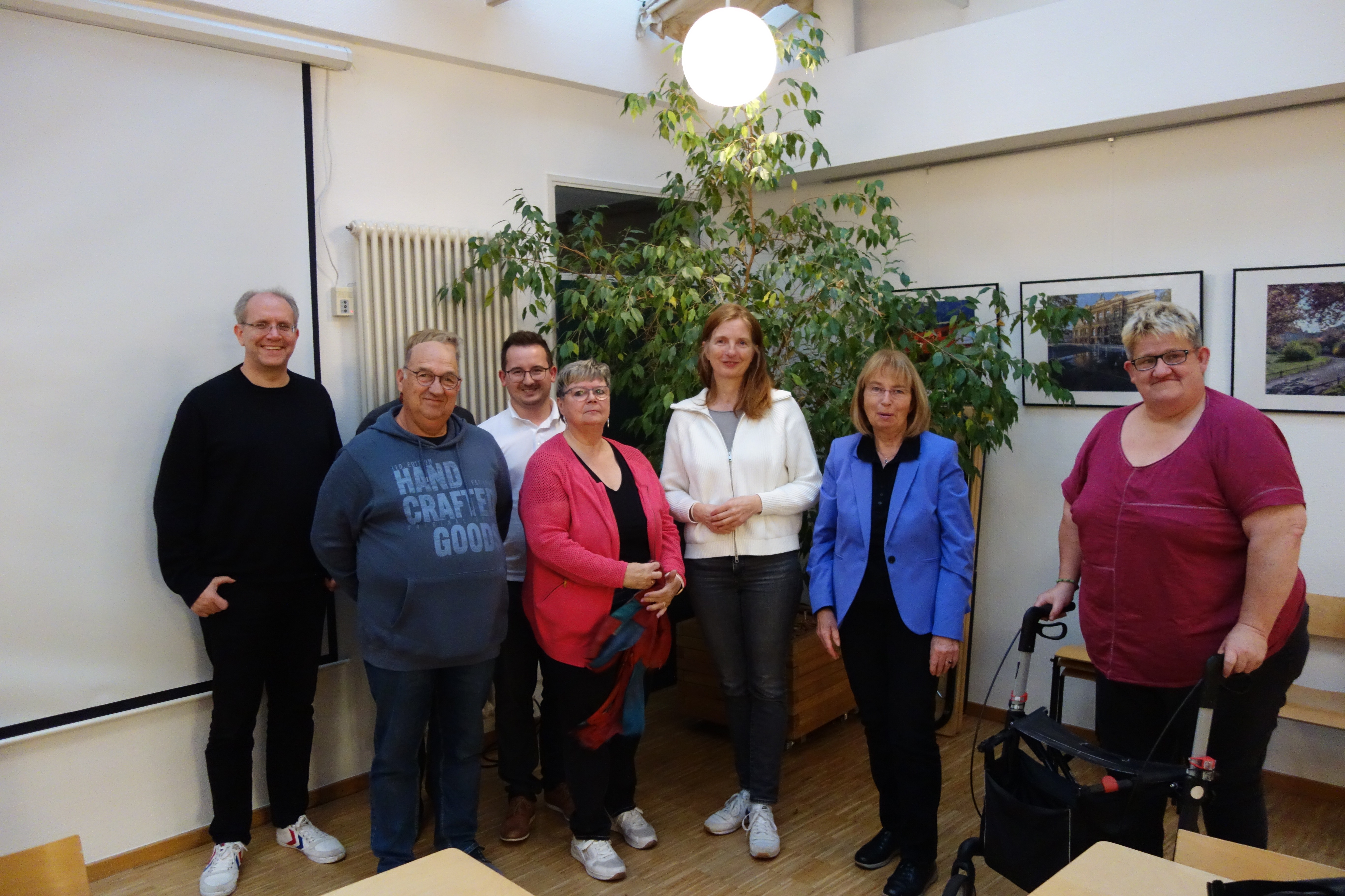 Die Inklusionsplanerin der Stadt Krefeld, Karin Hammermann (3. von rechts) mit Mitgliedern des Vorstands des VdK Krefeld (von links, Georg Alfes, Vorsitzender, Roy D. Martin, Beisitzer, Maximilian Pasch, stellv. Vorsitzender, Elona Hubrach-Verhasselt, Beisitzerin, Doris Nottebohm, stellv. Vorsitzende und Marion Kühnen, stellv. Vorsitzende.