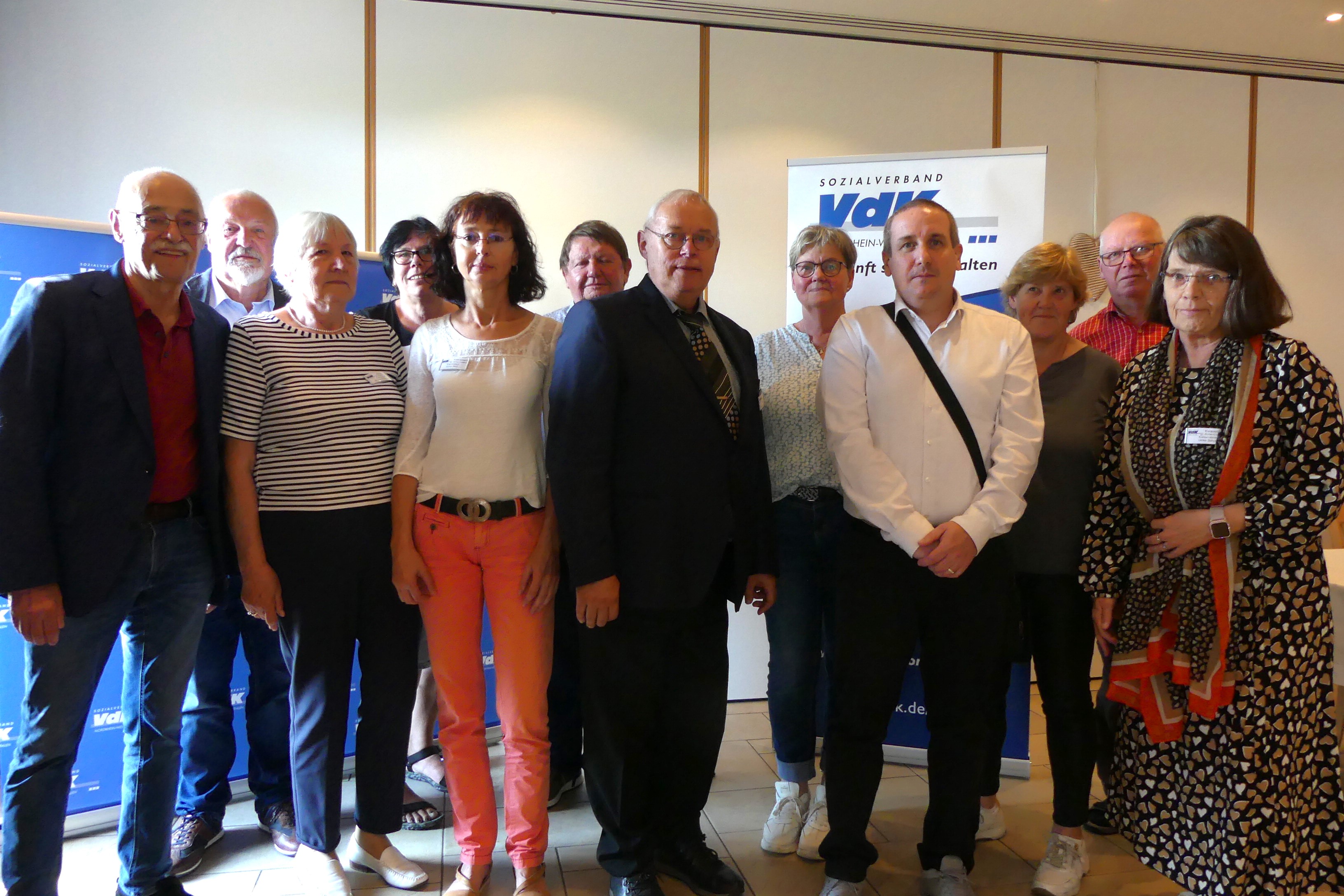 Gruppenfoto des Vorstands und der Mitarbeiter