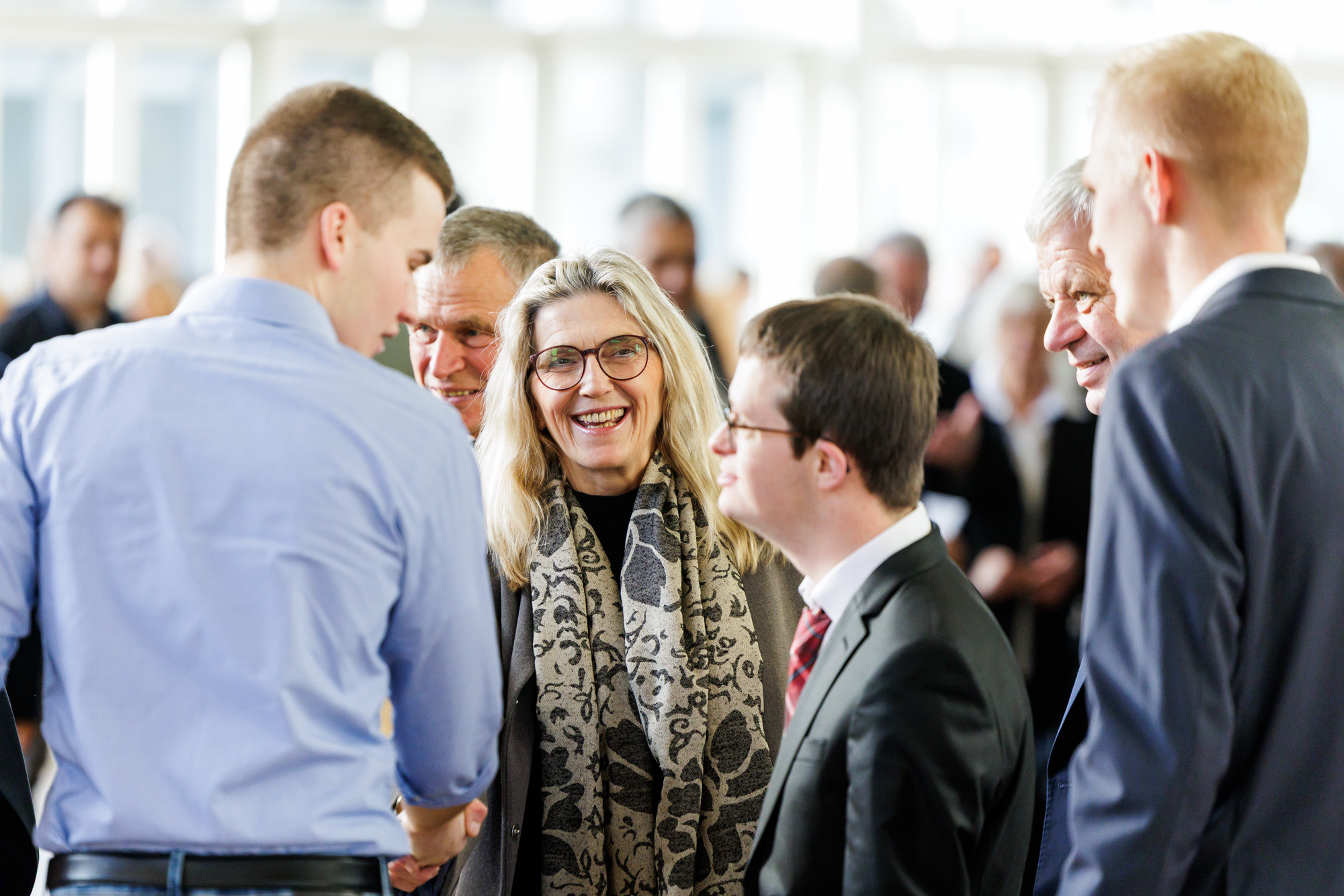 Eine Gruppe Menschen, Männer und Frauen im Gespräch miteinander