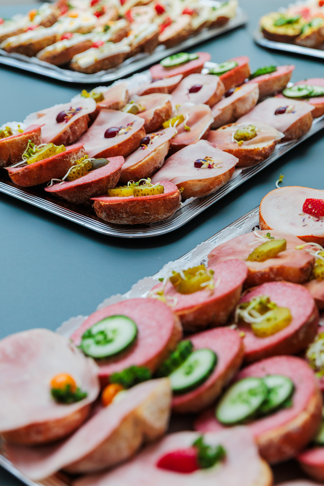 Platten mit belegten Wurst- und Salamibr&ouml;tchen