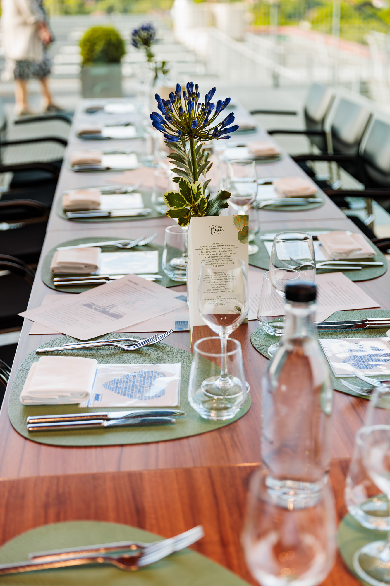 Festlich eingedeckte Tafel mit Blumendekoration