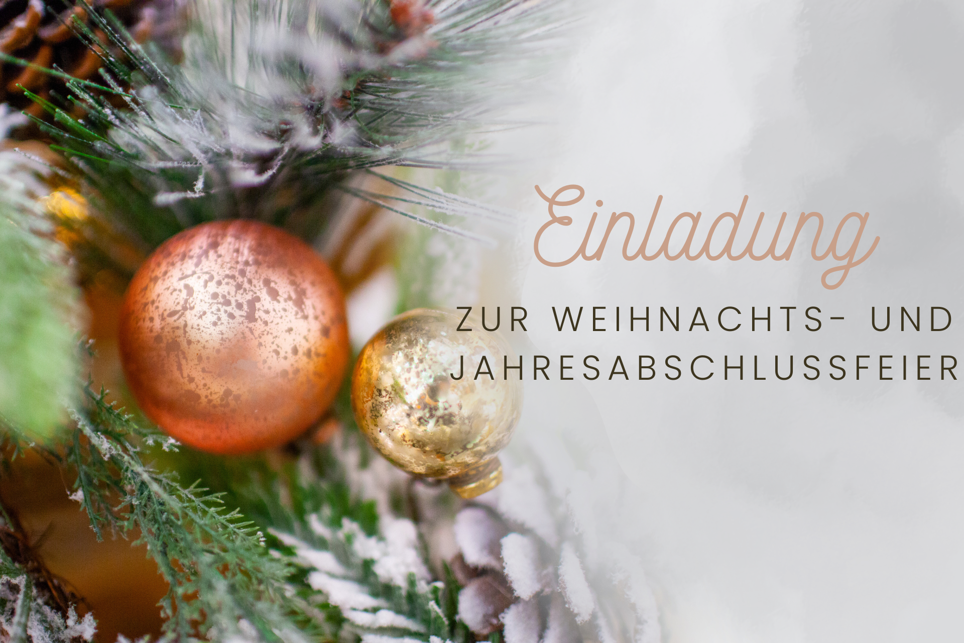 Motiv mit Weihnachtskugeln und Text: Einladung zur Weihnachts- und Jahresabschlussfeier.