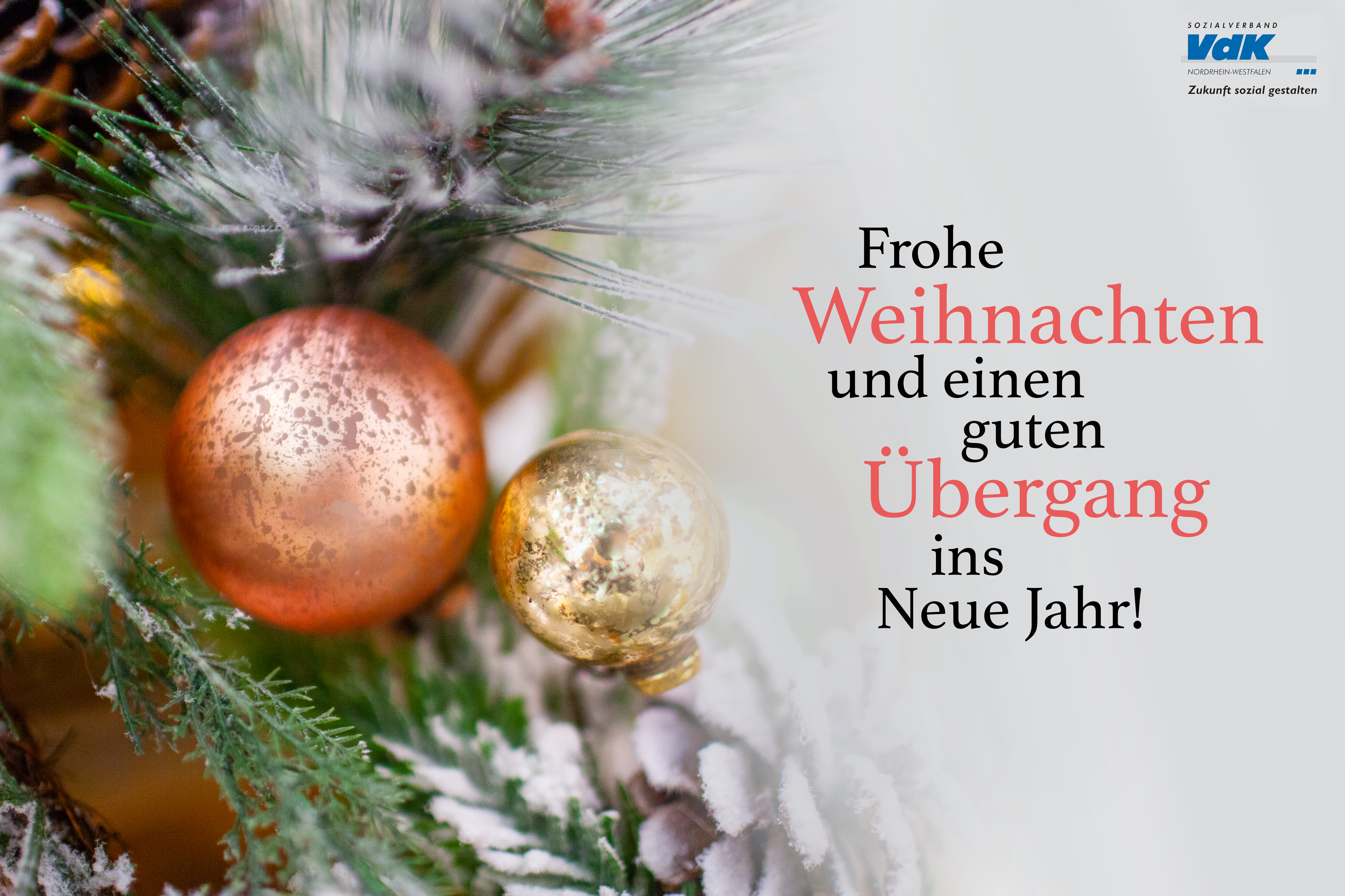 Weihnachtsmotiv: Schneebestäubte Tannenzweige und Weihnachtskugeln in Gold und Kupfer. Daneben in grüner Schrift: Frohe Weihnachten und einen guten Übergang und das VdK-NRW-Logo.