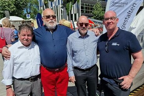 Gruppenfoto der VdK-Mitarbeiter am Messestand des VdK Düsseldorf