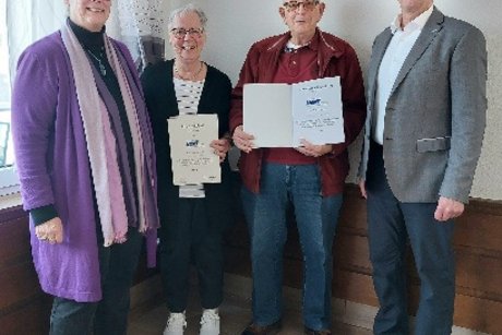 Die Übergabe der Ehrurkunden an Dietmar und Ilona Schröter