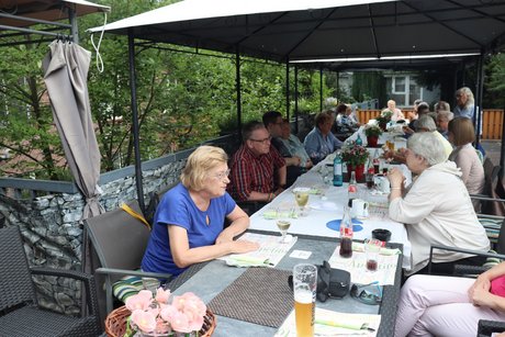 Grillnachmittag vom VdK Ortsverband Borbeck gemeinsam mit dem Ortsverband Altendorf. Teilnehmer sitzen an langen Tischen.