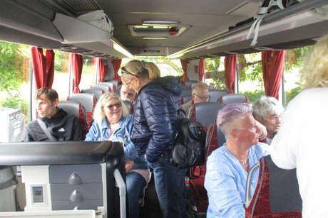 Auf der Busfahrt Mitglieder des Ov im Gespräch
