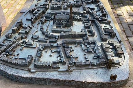Der taktile Bronzeguss-Stadtplan der Stadt Xanten kann auch von Menschen mit Sehbehinderung zur Orientierung genutzt werden.