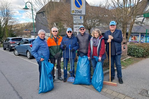 Mitglieder bei der Aktion Fr&uuml;hjahrsputz
