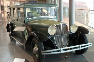 Ein schwarz-grüner Oldtimer der Marke Steyr Puch mit großen runden Frontscheinwerfern steht in der Ausstellung der Dr. Oetker Welt.