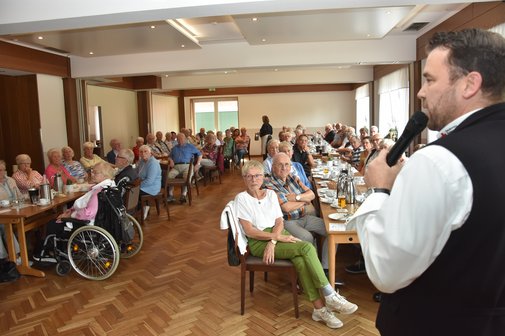 Das Foto mit Blick in den Saal zeigt Michael Ernsting. Er referierte zum Thema DRK-Notrufknopf.