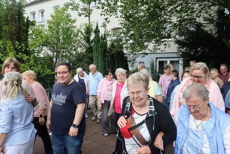 Grillnachmittag vom VdK Ortsverband Borbeck gemeinsam mit dem Ortsverband Altendorf. Nach dem Gruppenbild geht es zum Grillbuffet.