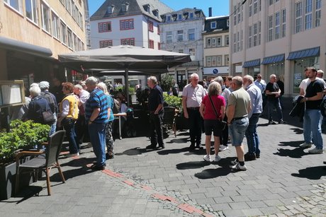 Warteschlange vor der Kartoffelkiste Warteschlange vor der Kartoffelkiste