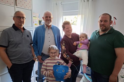 .l.n.r: Ortsbetreuer Andreas Schneider, 2. Kassierer Ludger Henne, Annemarie, Nadine mit Marlene und Benedikt Butzkamm