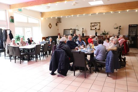 Frühlingsfest Mehrere Menschen sitzen an