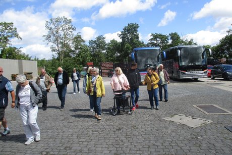 Unsere Mitglieder auf dem Weg zum Kloster