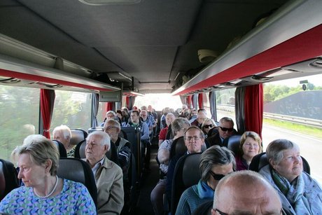 Eine Gruppe von Menschen sitzt im Reisebus.