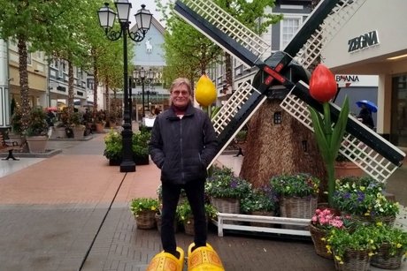 Joachim in den traditionellen Schuhe