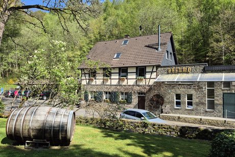 Gro&szlig;es Fass vor einem Haus.
