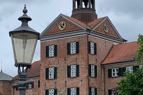 Schloss Eutin Eingangsturm vom Schloss mit Laterne im Vordergrund