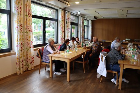Jahreshauptversammlung 2026 Mehrere Personen sitzen an langen Tischen.