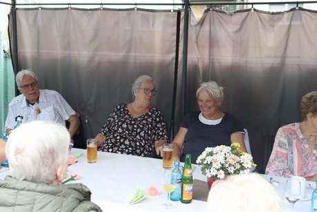 Grillnachmittag vom VdK Ortsverband Borbeck gemeinsam mit dem Ortsverband Altendorf. Ein Mann und zwei Frauen sitzen am Tisch und unterhalten sich.