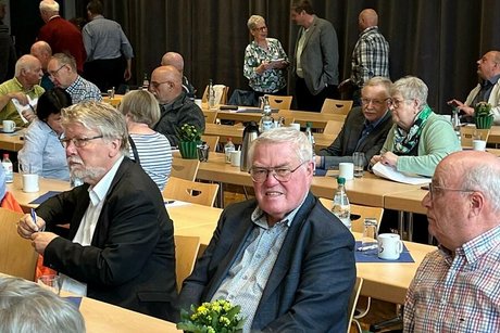 Blick in den Saal. Im Vordergrund: Delegierte des OV Wenden, Karl-Heinz Grebe, Rudi Bongers und Reimund Halbe