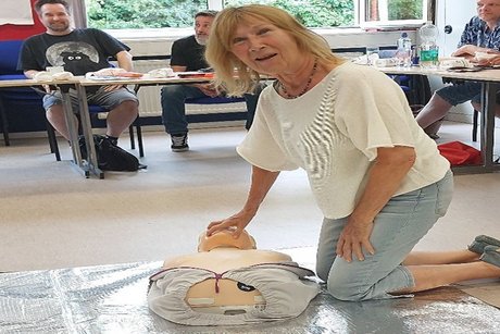 Frau Veltkamp bei der Wiederbelebung