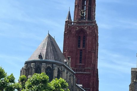 Kirche mit hohem Glockenturm