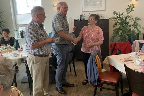 Dietmar gratuliert Christine und reicht ihr die Hand