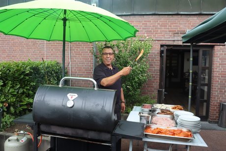 Grillnachmittag vom VdK Ortsverband Altendorf gemeinsam mit dem Ortsverband Borbeck. Ein Mann steht hinter einem Grill.