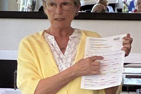Monika Hovemann (stv. Vorsitzende) stellt den Jahresplan vor eine Frau zeigt auf ein Blatt Papier in der Hand
