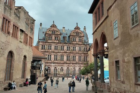 Der rote Sandstein bestimmt die Farbe auf dem Foto; zu sehen ist die Fassade des Hauptgebäudes des Heidelberger Schlosses.
