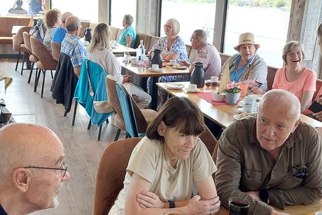 Personen beim Kaffee trinken
