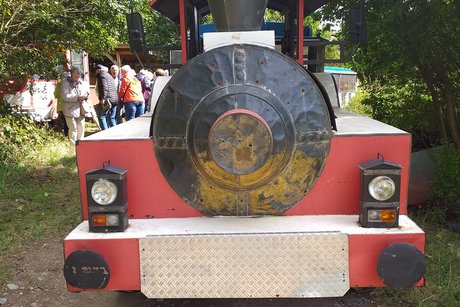 Mit der hauseigenen Bimmelbahn erkundete man das 270.000 qm große Areal und konnte dabei den Straußen immer mal wieder tief in die Augen blicken.