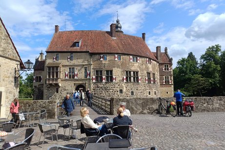 Bild von belebtem Ausflugsziel Burg Vischering