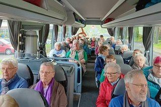 Menschen sitzen im Reisebus