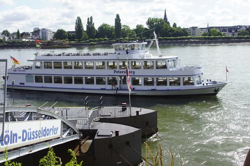 Die MS Petersberg ein weißes Schiff mit zwei Ebenen legt an