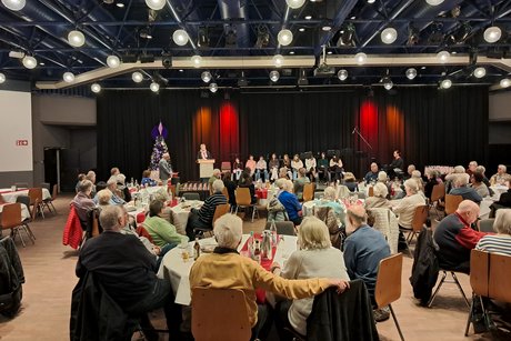 Gäste sitzen an Tischen bei der JAF