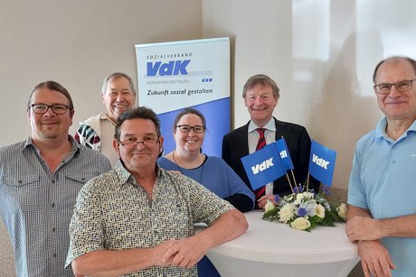 Sechs der acht Vorstandsmitglieder des OV Frechen l&auml;cheln in die Kamera (von links: Ronald Dams, Franz-Josef Heller, Klaus J&uuml;lich, Vera Lietz, Martin Happ, Bernd Kirmse; nicht im Bild: Peter Lorenz, Karlheinz Gillhausen)
