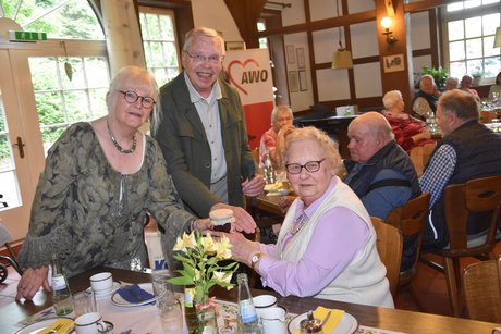 Klaus Moldenhauer und Marie-Luise Hindemith gratulieren dem VDK-Mitglied Gisela Huckriede zum 88. Geburtstag.