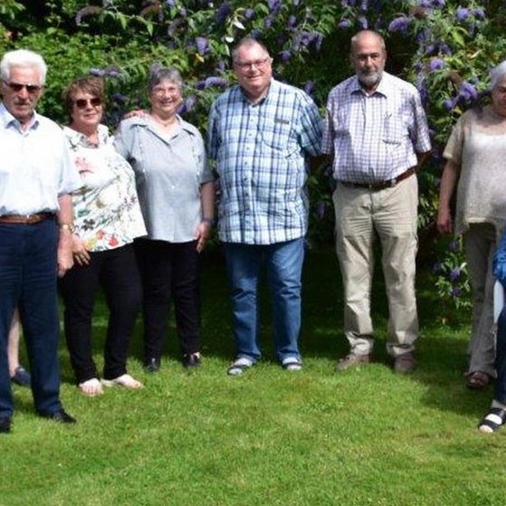 Der Vorstand im Garten des Schriftführers