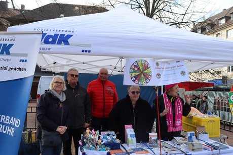 Auftaktveranstaltung internationale Wochen gegen Rassismus in Essen Holsterhausen. 5 Personen stehen hinter einem VdK-Stand mit Informationsmaterial.