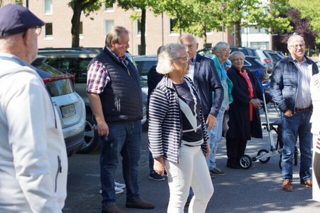 Menschen warten auf den Reisebus