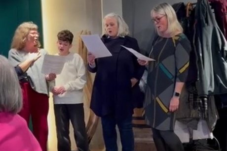 Mehrere Personen singen gemeinsam Weihnachtslieder bei der VdK-Weihnachtsfeier in der Landwirtschaft Bolten.