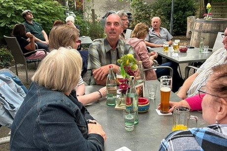Im Biergarten Mitglieder sitzen im Biergarten