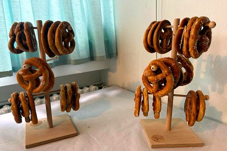 Jubilars- und Ehrenamts-Verleihung des VdK-Ortsverbandes Essen - Katernberg - Stoppenberg - Schonnebeck. Brezel hängen an 2 Holzgestellen.