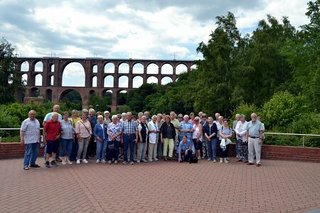 Gruppenbild vor einer Brücke