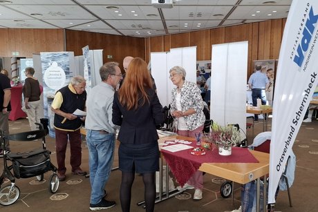 Das Foto zeigt Personen im Gespr&auml;ch