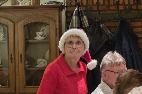 Der Weihnachtswichtel verteilt Präsente Der Weihnachtswichtel verteilt Präsente